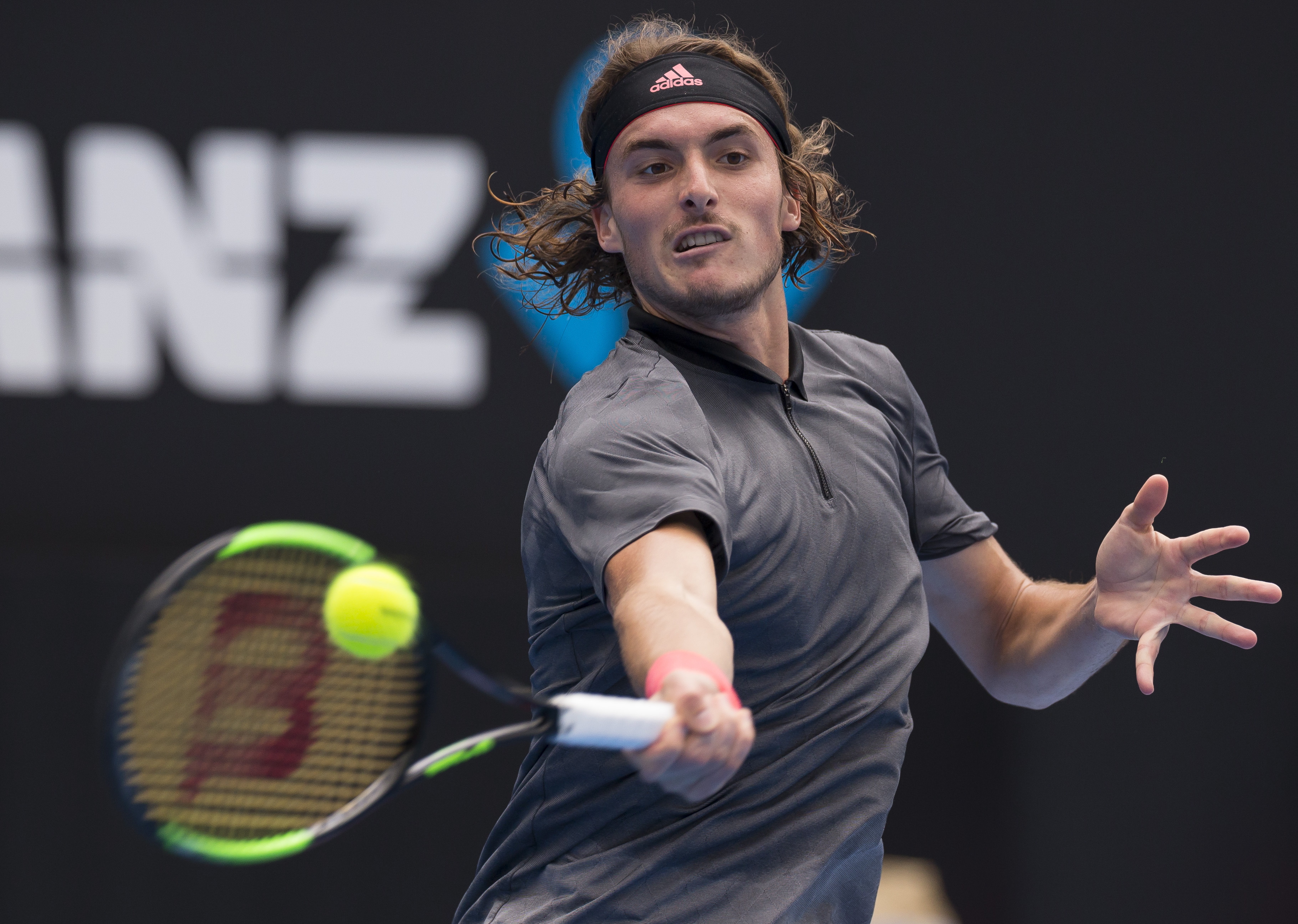 爱游戏官方-澳大利亚网球队绝杀西班牙网球队，西西帕斯惊艳世界