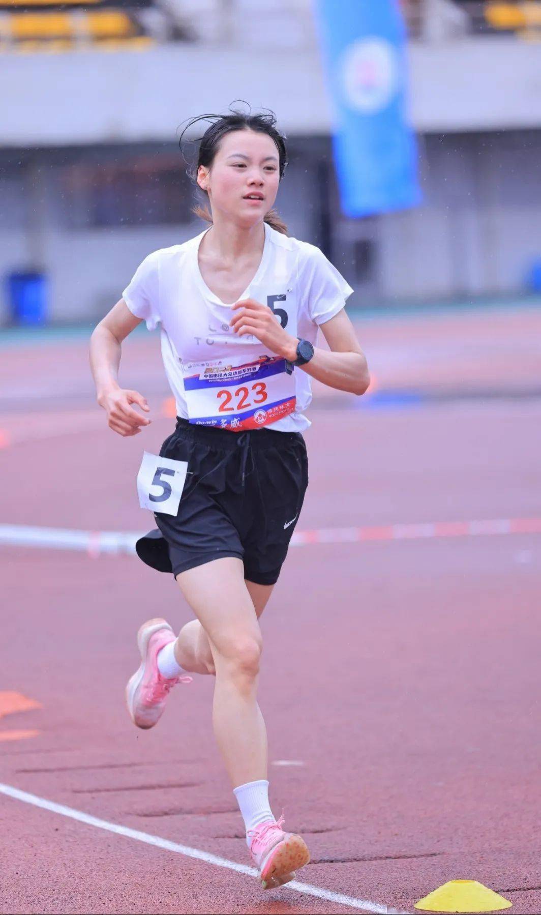 包含冷静与激情交织！田径完美收官的词条