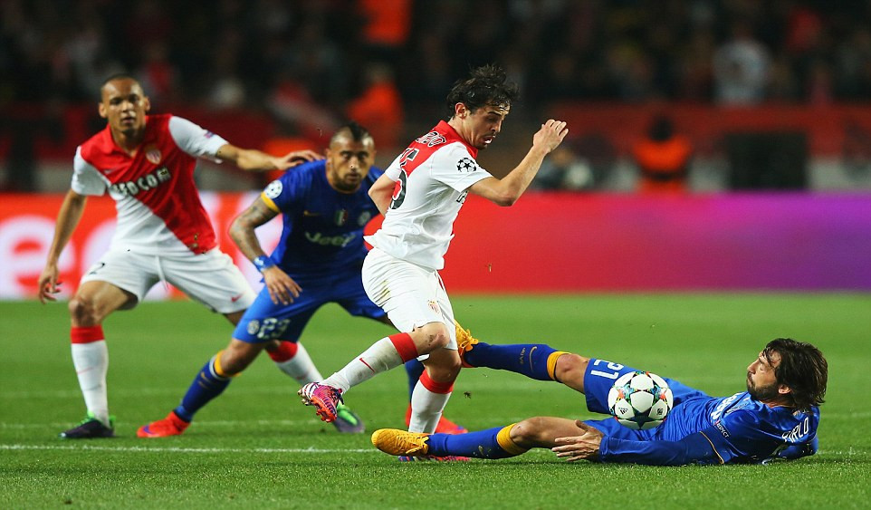 皇马碾压那不勒斯，法比尼奥点燃赛场