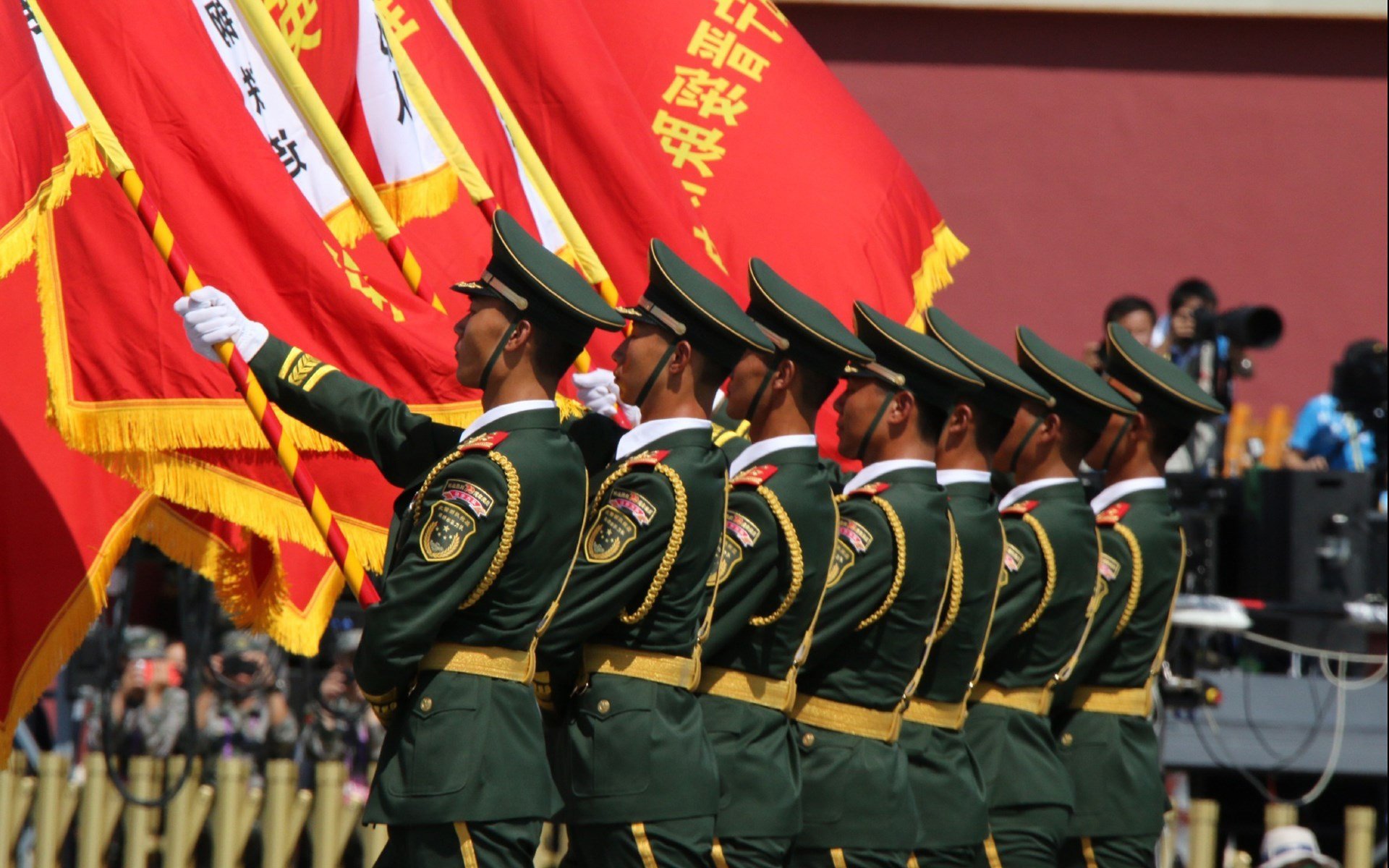 天平只向一处倾斜，布克化身定盘星，灰熊稳稳熊抱胜利