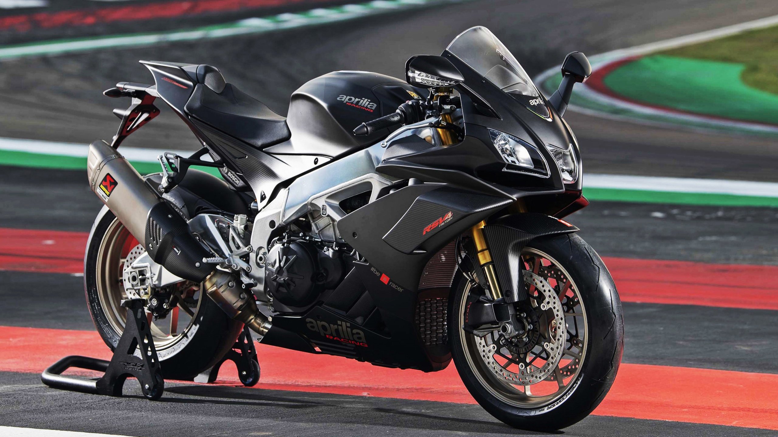 绿茵与硬木的交响，欧冠淘汰赛的生死博弈与森林狼逆境突围的竞技共鸣